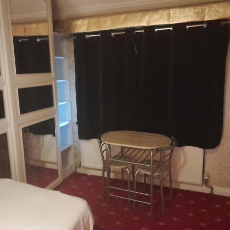 Lovely 1-Bed Studio In London Londres Exterior foto