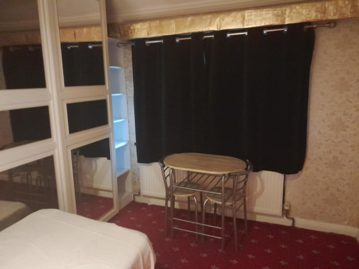 Lovely 1-Bed Studio In London Londres Exterior foto